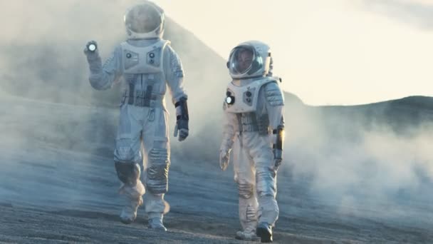 Два Астронавта Исследуют Планету Скалистых Чужих Дневное Время Близкое Будущее — стоковое видео