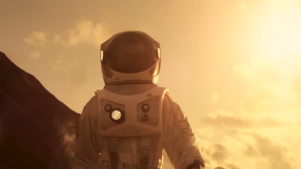 Middle Shot Astronaut Wearing Space Suit Explorando Marte Planeta Rojo — Vídeo de stock