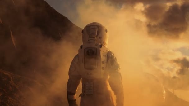 Folgende Aufnahme Des Astronauten Auf Dem Mars Der Sich Seiner — Stockvideo