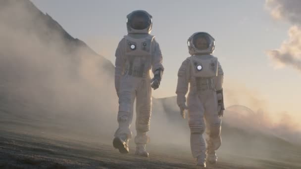 Dois Astronautas Ternos Espaciais Caminhando Confiantemente Planeta Extraterrestre Expedição Exploração — Vídeo de Stock