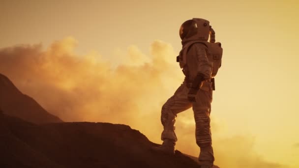 Siluet Dari Astronot Berdiri Rocky Mountain Dari Alien Red Planet — Stok Video