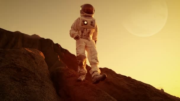勇敢的宇航员从外星人红行星 火星上的山上的后裔 太空探索 殖民概念 — 图库视频影像