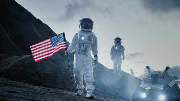 Twee Trotse Astronauten Plant Amerikaanse Vlag Buitenaardse Planeet Achtergrond Onderzoeksbasis — Stockvideo