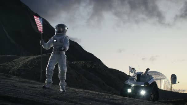 Astronauta Vestindo Terno Espacial Planta Bandeira Americana Planeta Alienígena Momento — Vídeo de Stock