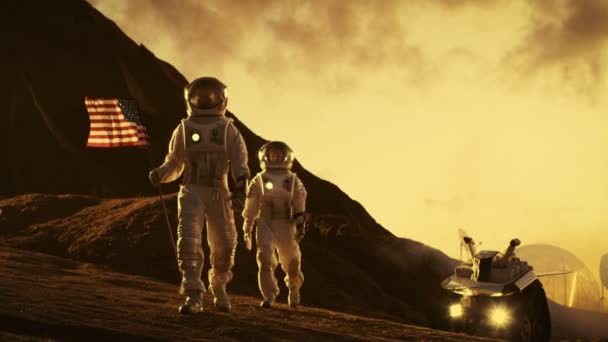 zwei Astronauten erkunden den Mars / Roten Planeten. einer mit amerikanischer Flagge. naher Zukunft und technologischem Fortschritt bringt Raumfahrt, Reisen, Kolonialisierungskonzept.