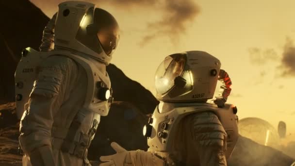 两名宇航员在探索火星 红色星球时交谈 太空探索 探险和殖民主题 — 图库视频影像