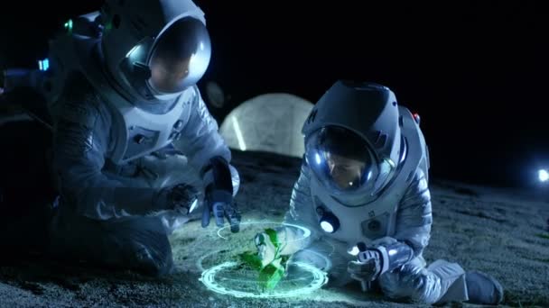 两名宇航员分析在外星人星球上发现的植物生命 信息图表显示有关氧气生成 Dna 和分子结构的动画数据 技术进步与空间探索 — 图库视频影像
