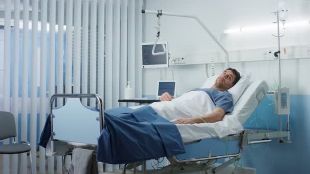 Άρρωστος Αρσενικός Ασθενής Ξαπλωμένος Ένα Κρεβάτι Στο Θάλαμο Ιδιωτικού Στο — Αρχείο Βίντεο