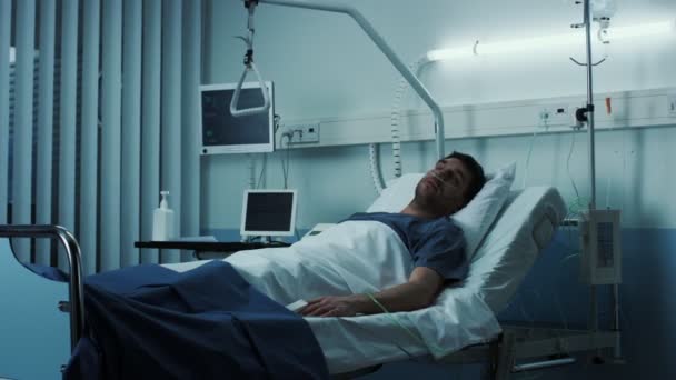 Неизлечимо Больной Мужчина Лежит Плохом Больнице Меланхолия Истощенный Пациент Палате — стоковое видео