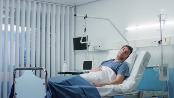 Больной Мужчина Лежит Кровати Больнице Клиническая Палата Чистота Спокойствие — стоковое видео