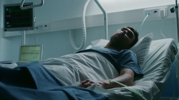 Больнице Смертельно Больной Человек Страдает Лежа Кровати Молодой Человек Палате — стоковое видео