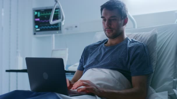 Szpitalu Chory Mężczyzna Pacjent Używa Laptopa Podczas Lying Łóżku Przy — Wideo stockowe