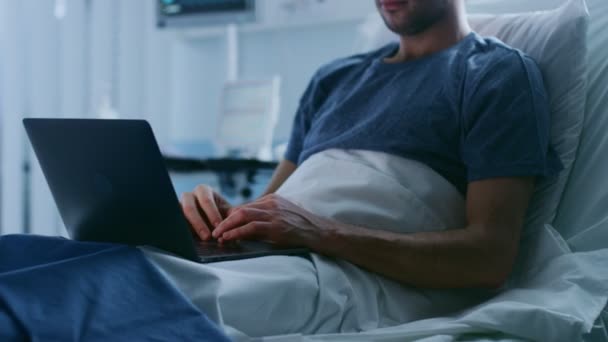 Hospital Paciente Doente Sexo Masculino Usa Laptop Enquanto Deitado Cama — Vídeo de Stock