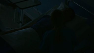 Acil hastane doktor ve hemşire saldırmaya güvenli ölüyor hasta koğuşuna. Yaşam işaretleri olmadan yatakta Lying adamdır. Doktorlar onu diriltmek için her şeyi yaparız.