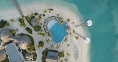 Yukarıdan aşağı Güney Asya Lüks Resort Island Hava görünümünü. Yüzme Havuzu, yaşam Bungalov'ın, palmiye ağaçları ve turkuaz deniz ile gözlerden uzak Cennet Adası.