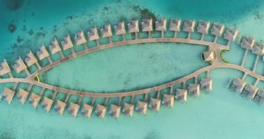 Yukarıdan aşağıya lüks klasik vurdu / Bungalow'ın ve Villa bağlı yüzer hava. Aquamarine deniz, Paradis adadaki palmiye ağaçları. Güzel doğası ile muhteşem hayatın.