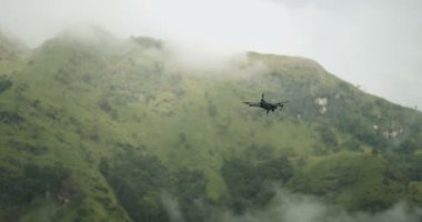 Uav ormanın üzerinde uçan uçak atış takip dağ tepeler kaplı. Araştırma, gözetim tema. Sis ve bulutlar dünya kapsayan.