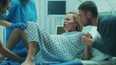 Hastanede Doğum yapan kadın Doğum, kadın yardımcı olmak, eş tutan elini vermek için iter. Modern Maternity Hospital ile profesyonel ebeler.
