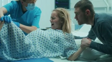 Kocası için destek elini tutar Hastanesi Kadın Doğum, yardımcı, Obstetricians vermek için emek iter. Profesyonel ebeler yataklı modern teslimat servis.