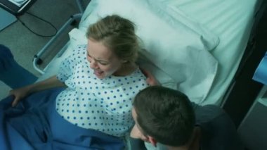 Kocası için destek elini tutar Hastanesi Kadın Doğum, yardımcı, Obstetricians vermek için emek iter. Modern doğumhaneye profesyonel ebeler ile.