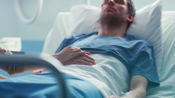 Лікарні Хворий Чоловік Лежить Ліжку Його Дружина Сподіваюся Сидить Поруч — стокове відео