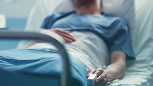 Het Ziekenhuis Ligt Ziek Mannelijke Patiënt Een Bed Slapen Hartslagmeter — Stockvideo