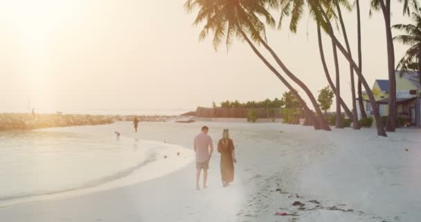 Mulher Bonita Homem Bonito Andando Praia Casal Passar Dia Romântico — Vídeo de Stock