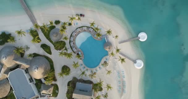 南亚豪华度假岛的顶部航景 带游泳池 活平房 棕榈树和绿松石海的天堂岛 — 图库视频影像