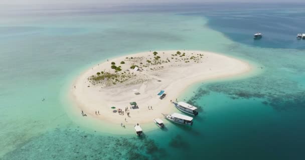 小沙地岛的空中视频 人们休息 散步和游泳 游船与美丽的位置 海蓝宝石水和珊瑚礁 — 图库视频影像