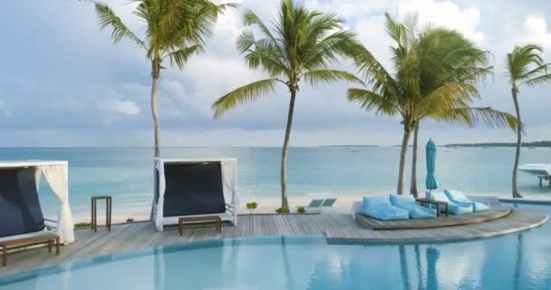 Elevating Aerial Footage Luxury Resort Swimming Pool Deck Chairs Seascape — Stock Video
