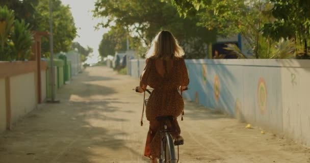 Siguiente Shot Beautiful Woman Wearing Dress Rides Bicycle Narrows Streets — Vídeo de stock