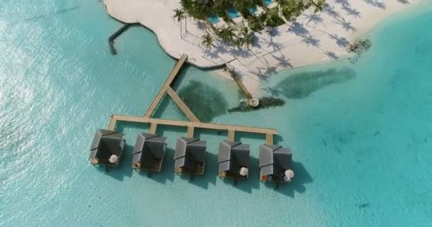 Aerial/ Panoramic Footage of Small Island with Luxury Resort. Overwater/ Floating Villas, Luxury Bungalow's, Sun and Turquoise Sea. Paradise island with Beautiful Nature. Exotic Tropical Vacation. — Stock Footage Aerial Panoramic Footage Small Island Luxury Resort Overwater Floating Villas Royalty Free Stock Video