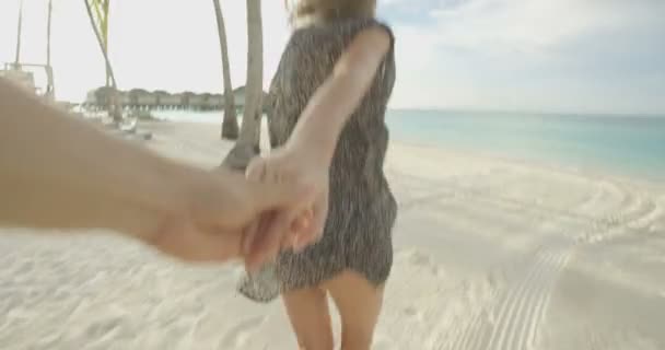 Filmato Del Pov Bella Donna Che Tiene Mani Con Fidanzato — Video Stock