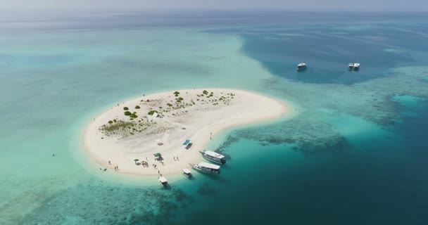 Воздушные Съемки Малого Песчаного Острова Людьми Отдыхающими Гуляющими Плавающими Boat — стоковое видео