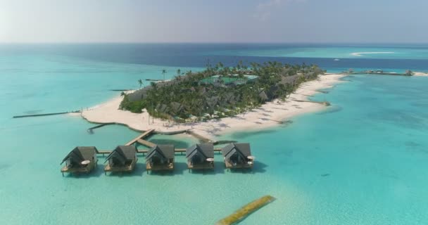 Εναέρια Πλάνα Από Νησί Πολυτελή Resort Ιδιωτικές Βίλες Πισίνα Θέα — Αρχείο Βίντεο