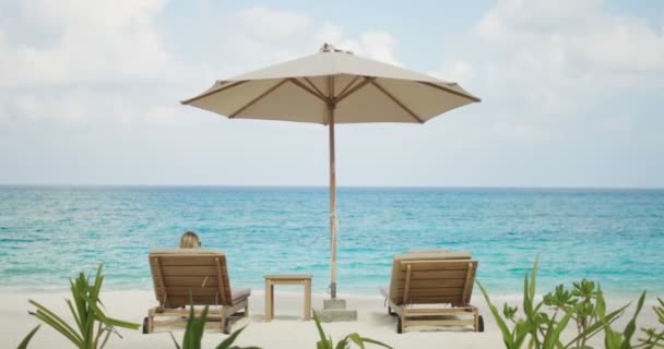 Вид Жінку Купається Пляжі Вона Лежить Кріслі Палубі Прекрасним Видом — стокове відео