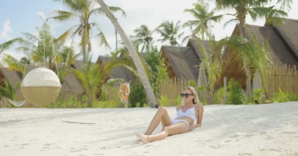 Hermosa Mujer Rubia Acostada Playa Fondo Mar Azul Arena Blanca — Vídeo de stock