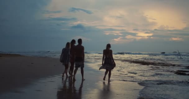 Filmarea Trei Fete Frumoase Bărbat Mergând Plajă Fundal Apus Soare — Videoclip de stoc