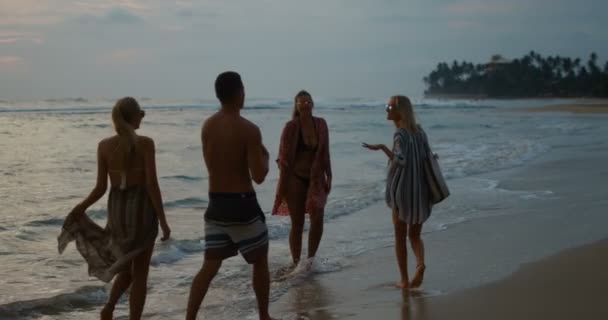 Три Прекрасных Девушки Один Человек Гуляющий Пляжу Background Sunset Evening — стоковое видео