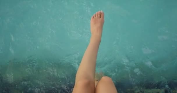 Gambe Una Donna Seduta Molo Schizzi Nel Mare Dell Acquamarina — Video Stock