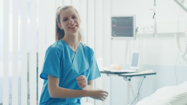 Bela Jovem Enfermeira Encantadoramente Sorri Cruza Seus Braços Pessoas Profissionais — Vídeo de Stock