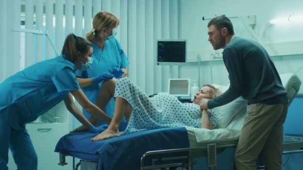 Hastanede Doğum Yapan Kadın Doğum Kadın Doktorlar Yardımcı Kocası Ona — Stok video