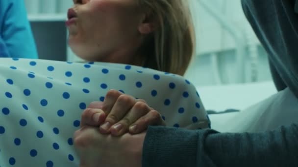 Close Een Gezicht Van Een Vrouw Barensnood Hard Duwen Geboorte — Stockvideo