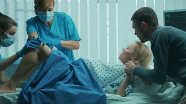 Hospital Mujer Trabajo Parto Empuja Dar Luz Los Obstetras Ayudan — Vídeos de Stock