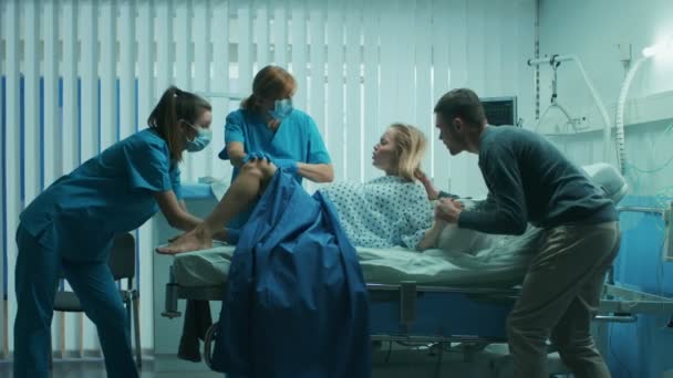 Dans Hôpital Femme Travail Pousse Accoucher Les Obstétriciens Aident Mari — Video