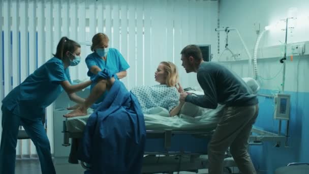 Krankenhaus Drängt Frau Den Wehen Zur Geburt Geburtshelferinnen Assistieren Ehemann — Stockvideo