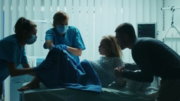 Dans Hôpital Femme Travail Pousse Donner Naissance Obstétriciens Aider Mari — Video