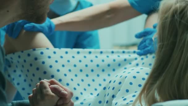 Dans Hôpital Femme Donnant Naissance Mari Tient Main Soutien Obstétriciens — Video