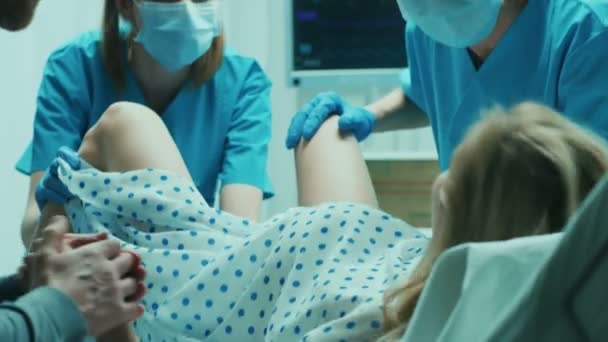 Dalam Film Hospital Woman Giving Birth Husband Holds Her Hand — Stok Video