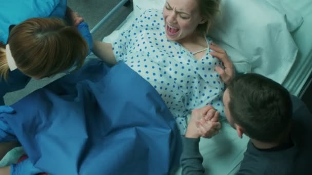 Nemocnici Žena Pracovní Tlačí Rodit Porodníci Vytáhl Dítě Při Porodu — Stock video